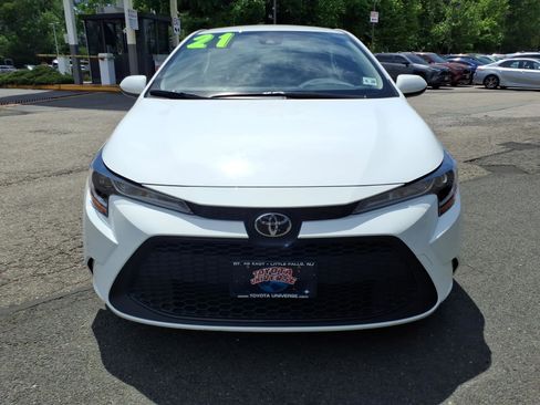 Used 2021 Toyota Corolla LE FWD image 2