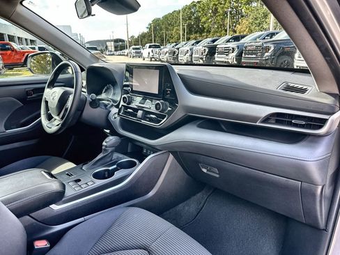 Used 2023 Toyota Highlander LE image 28