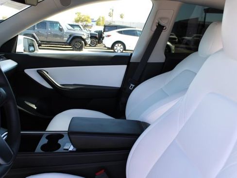 Used 2022 Tesla Model Y Performance AWD/4WD image 24