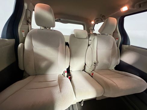 Used 2020 Toyota Sienna LE FWD image 30