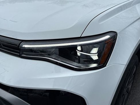 Certified 2025 Volkswagen Taos SE w/ Panoramic Sunroof Package image 9