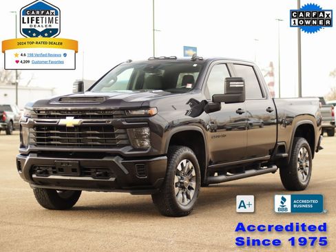 Used 2024 Chevrolet Silverado 2500 Custom w/ Custom Value Package image 3
