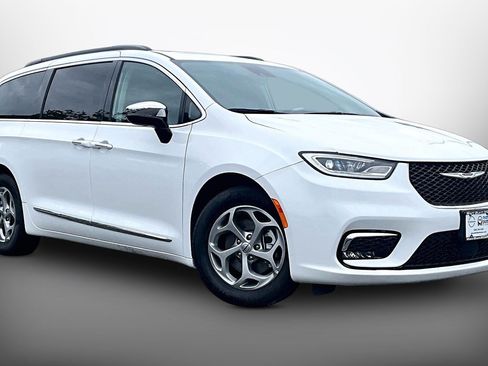 Used 2023 Chrysler Pacifica Limited FWD image 10