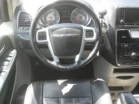 Used 2014 Chrysler Town & Country Touring FWD image 17