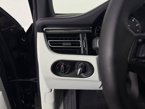 Certified 2025 Porsche Macan Base image 29