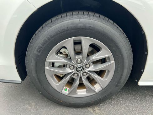 Used 2025 Toyota Sienna LE FWD image 13