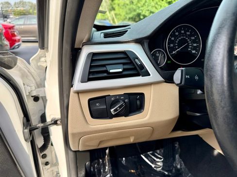 Used 2018 BMW 320i Sedan RWD image 13