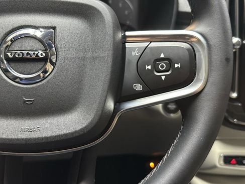 Used 2022 Volvo XC40 T5 Momentum w/ Premium Package image 16