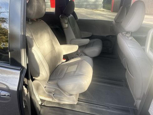Used 2018 Toyota Sienna XLE Premium image 17
