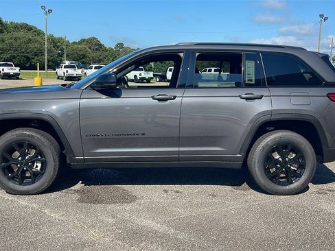New 2025 Jeep Grand Cherokee Altitude image 5