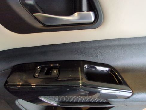 Used 2022 Nissan Pathfinder SV image 24