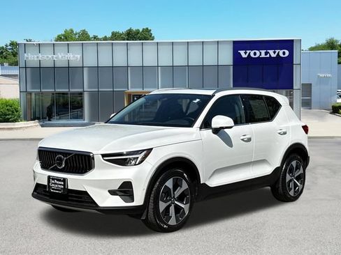 Certified 2025 Volvo XC40 B5 Plus AWD/4WD image 1