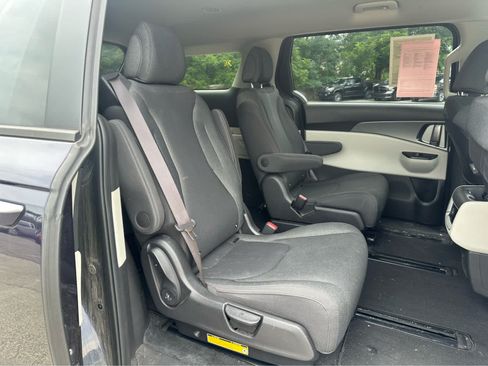 Used 2022 Kia Carnival LX FWD image 17