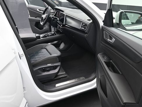 Used 2025 Volkswagen Atlas Cross Sport SEL Premium R-Line image 15