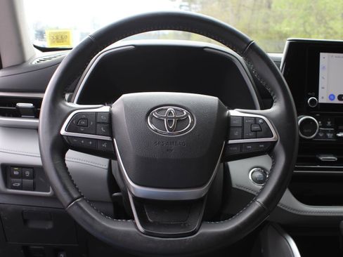 Used 2023 Toyota Highlander XLE AWD/4WD image 10