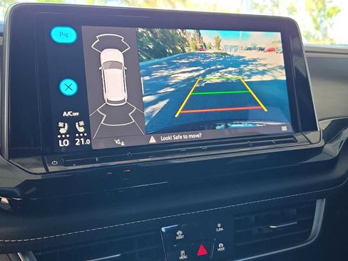 Used 2024 Volkswagen Atlas Cross Sport SE image 28