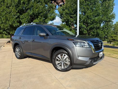 Used 2025 Nissan Pathfinder SL FWD image 1