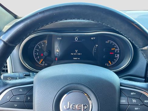 Used 2021 Jeep Grand Cherokee Laredo X image 12