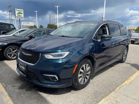 Used 2021 Chrysler Pacifica Touring-L FWD image 3