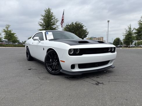 Used 2023 Dodge Challenger SRT Hellcat RWD image 2