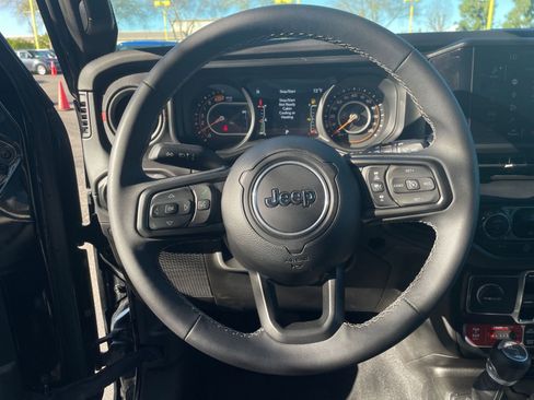 Used 2025 Jeep Wrangler Rubicon image 33
