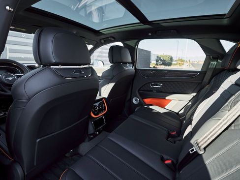 Used 2025 Bentley Bentayga image 39