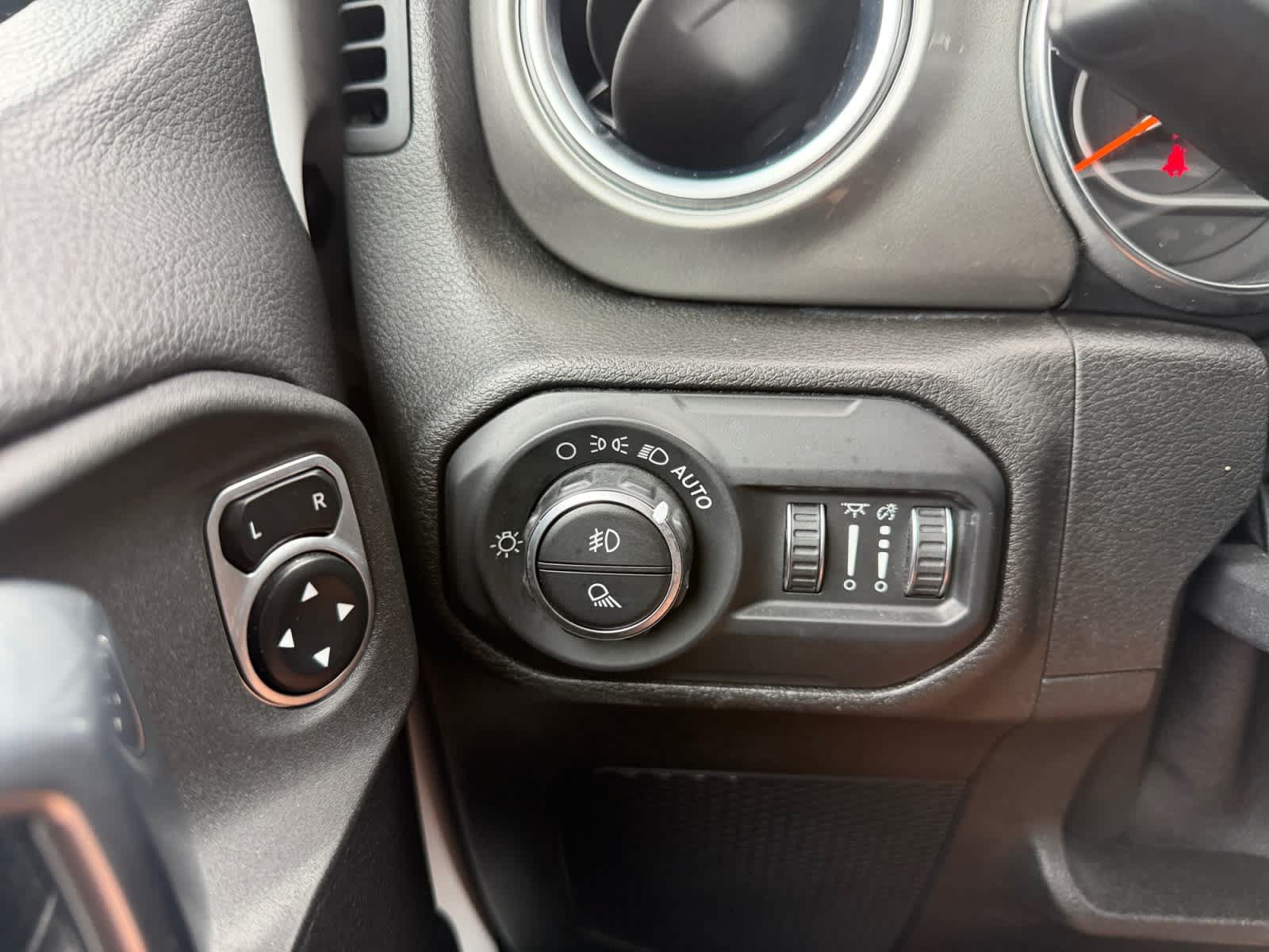 Used 2020 Jeep Gladiator Overland AWD/4WD image 29