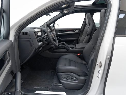 New 2025 Porsche Cayenne image 17