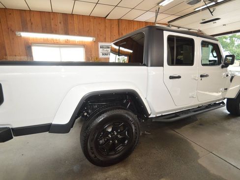 Used 2022 Jeep Gladiator Sport AWD/4WD image 18