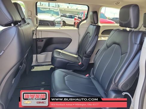 Used 2024 Chrysler Pacifica Touring-L FWD image 13