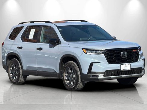 Used 2025 Honda Pilot TrailSport image 9