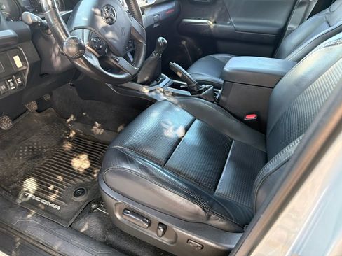 Used 2020 Toyota Tacoma TRD Off-Road w/ TRD Premium Off Road Package AWD/4WD image 10