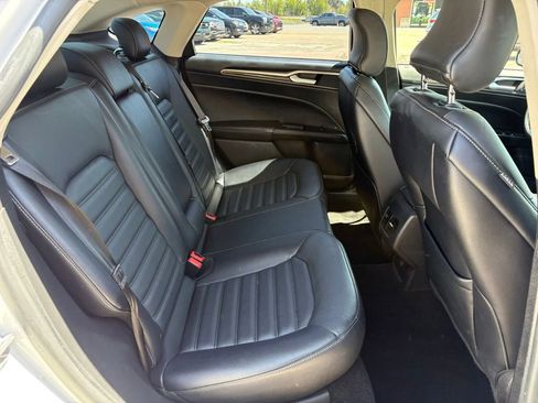 Used 2017 Ford Fusion SE w/ Fusion SE Technology Package FWD image 15