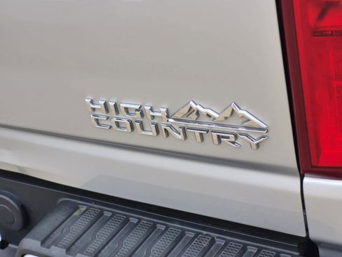 Used 2021 Chevrolet Silverado 2500 High Country w/ Z71 Off-Road Package image 8