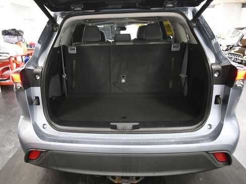 Used 2023 Toyota Highlander XLE AWD/4WD image 25