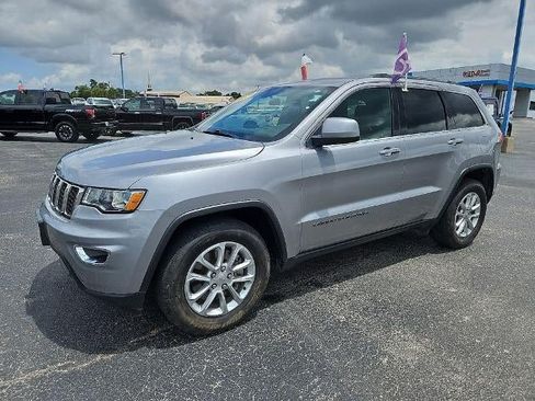 Used 2021 Jeep Grand Cherokee Laredo RWD image 2