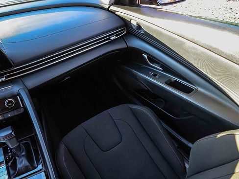 Used 2023 Hyundai Elantra SEL w/ Convenience Package image 16