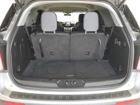 Used 2021 Ford Explorer XLT w/ Equipment Group 202A RWD image 10