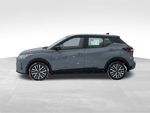 Used 2023 Nissan Kicks SV image 2