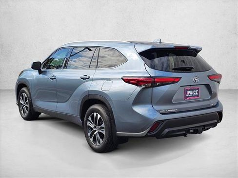 Used 2022 Toyota Highlander XLE AWD/4WD image 7