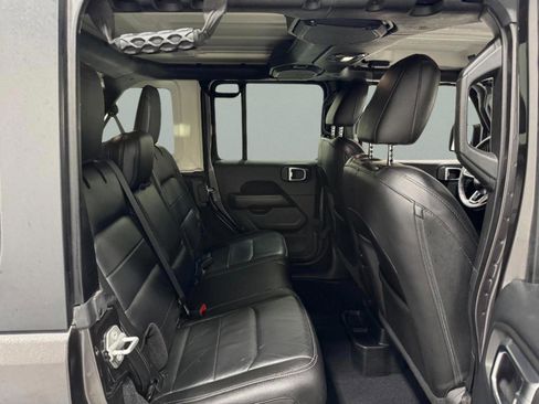 Used 2018 Jeep Wrangler Unlimited Sahara image 9