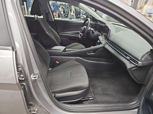 Used 2025 Hyundai Elantra SEL image 10
