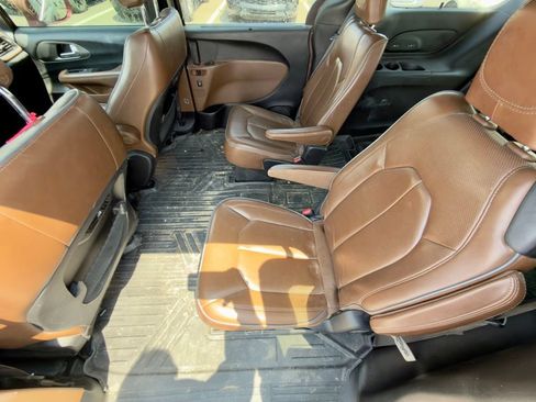 Used 2020 Chrysler Pacifica Limited FWD image 11