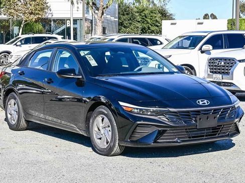 Certified 2026 Hyundai Elantra SE w/ Cargo Package FWD image 3