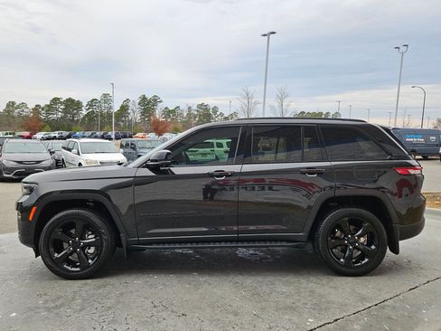 Used 2024 Jeep Grand Cherokee Limited w/ Luxury Tech Group II image 4