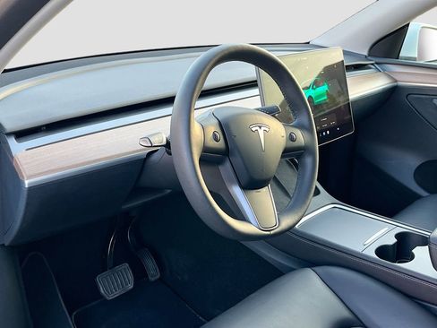 Used 2025 Tesla Model Y Long Range image 9