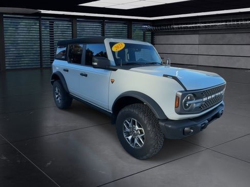 Used 2023 Ford Bronco Badlands image 2