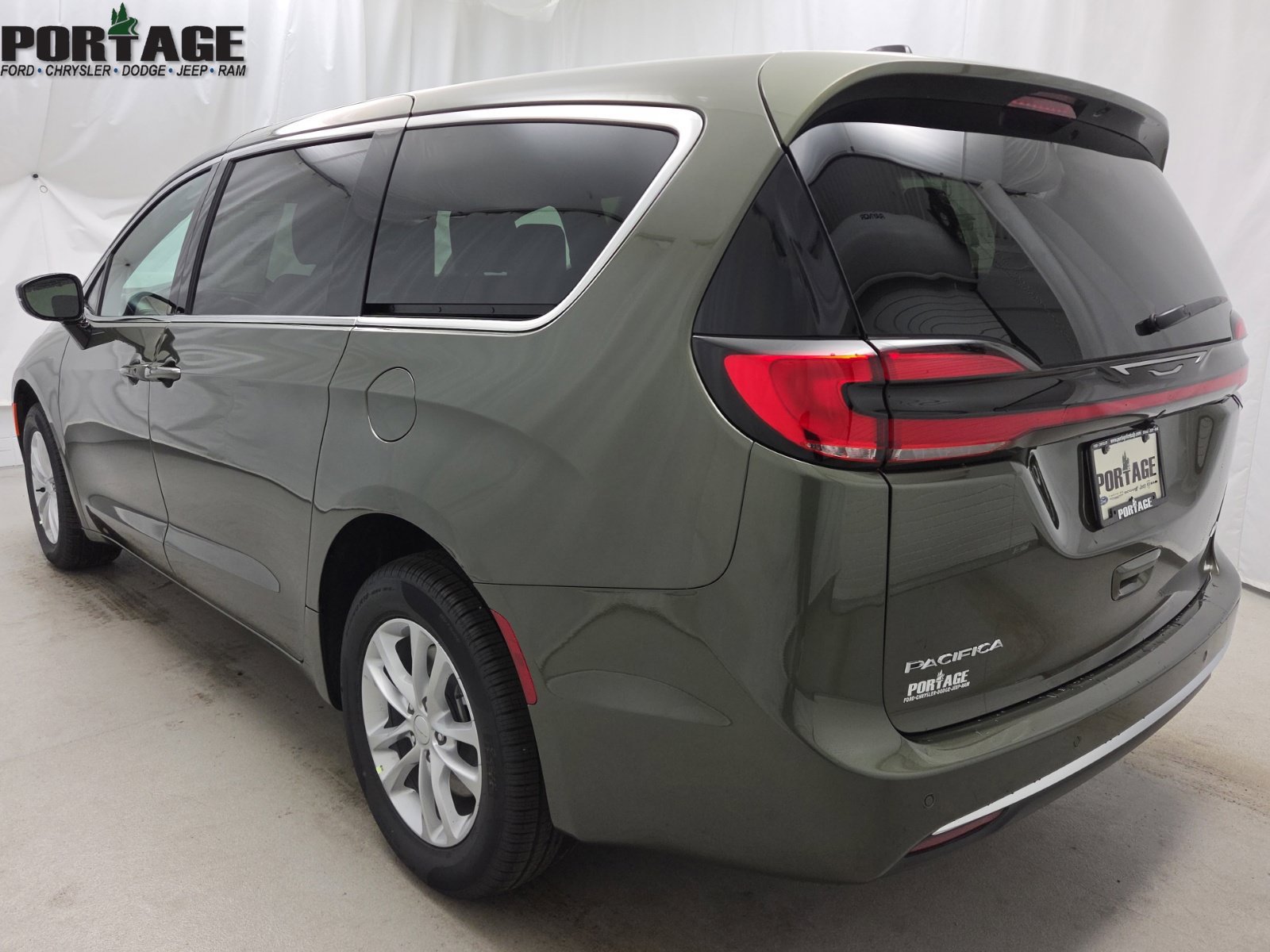 New 2027 Chrysler Pacifica Select AWD/4WD image 4