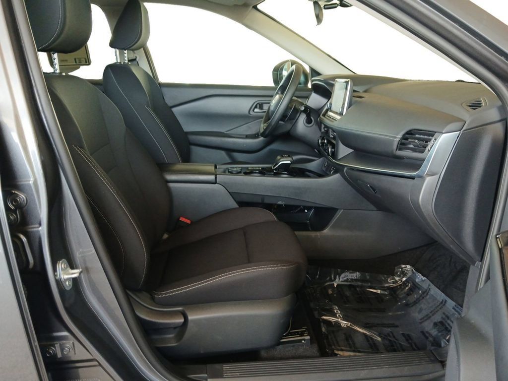 Used 2025 Nissan Rogue S AWD/4WD image 16