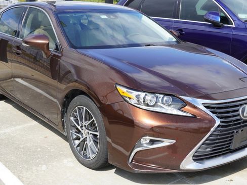 Used 2016 Lexus ES 350 w/ Luxury Package w/Wood Trim image 5